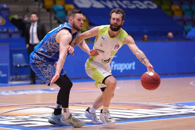 Fraport Skyliners medi Bayreuth, easyCredit BBL Bastian Doreth medi Bayreuth, 10, right is tackled by Jon Axel Gudmundsson Fraport Skyliners, 30 Basketball match of the easyCredit BBL between Fraport Skyliners and medi Bayreuth on 19 December 2020 at Fraport Arena in Frankfurt am Main , Frankfurt am Main Hesse Germany Fraport Arena