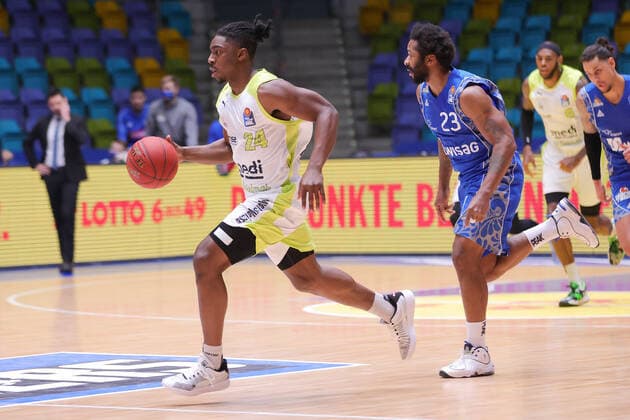 Fraport Skyliners medi Bayreuth, easyCredit BBL Frank Bartley medi Bayreuth, 24 in front of Quantez Robertson Fraport Skyliners, 23 Basketball match of the easyCredit BBL between Fraport Skyliners and medi Bayreuth on 19 December 2020 at Fraport Arena in Frankfurt am Main , Frankfurt am Main Hesse Germany Fraport Arena