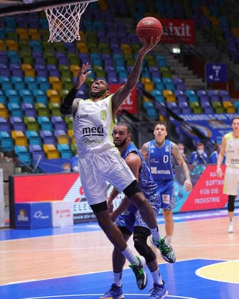 Fraport Skyliners medi Bayreuth, easyCredit BBL Derek Pardon medi Bayreuth, 0 rises high to the basket Basketball match of the easyCredit BBL between the Fraport Skyliners and medi Bayreuth on 19 December 2020 at the Fraport Arena in Frankfurt am Main , Frankfurt am Main Hesse Germany Fraport Arena