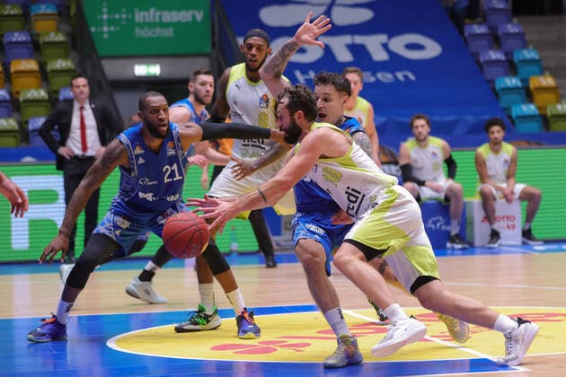 Fraport Skyliners medi Bayreuth, easyCredit BBL Konstantin Konga Fraport Skyliners, 0 and Bastian Doreth medi Bayreuth, 10 in a duel for the ball On the left Kamari Murphy Fraport Skyliners, 21 watches the scene Basketball match of the easyCredit BBL between the Fraport Skyliners and medi Bayreuth on 19 December 2020 at the Fraport Arena in Frankfurt am Main , Frankfurt am Main Hesse Germany Fraport Arena