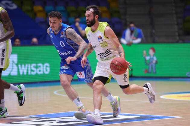 Fraport Skyliners medi Bayreuth, easyCredit BBL Bastian Doreth medi Bayreuth, 10 is followed by Konstantin Konga Fraport Skyliners, 0 Basketball match of the easyCredit BBL between Fraport Skyliners and medi Bayreuth on 19 December 2020 at Fraport Arena in Frankfurt am Main , Frankfurt am Main Hesse Germany Fraport Arena