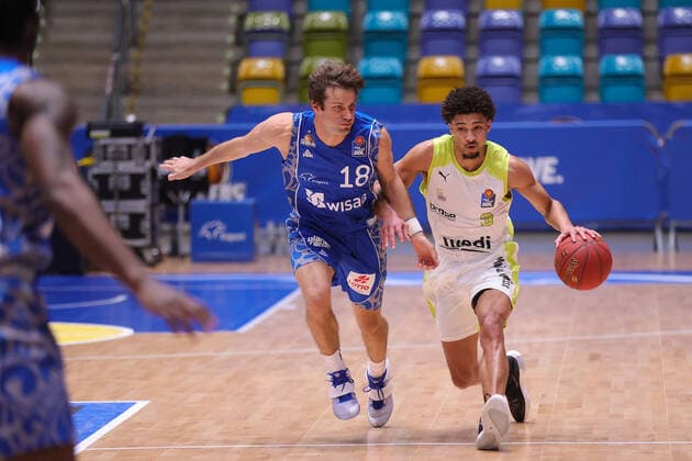 Fraport Skyliners medi Bayreuth, easyCredit BBL running duel between Ryan Woolridge medi Bayreuth, 3, with ball and Joe Rahon Fraport Skyliners, 18 basketball game of the easyCredit BBL between the Fraport Skyliners and medi Bayreuth on 19 December 2020 at the Fraport Arena in Frankfurt am Main , Frankfurt am Main Hessen Germany Fraport Arena