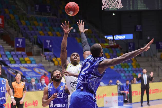 Fraport Skyliners medi Bayreuth, easyCredit BBL Derek Pardon medi Bayreuth, 0 rises high to the basket, Quantez Robertson Fraport Skyliners, 23 and Kamari Murphy Fraport Skyliners, 21 defend Basketball match of the easyCredit BBL between Fraport Skyliners and medi Bayreuth on December 19, 2020 at Fraport Arena in Frankfurt am Main , Frankfurt am Main Hesse Germany Fraport Arena