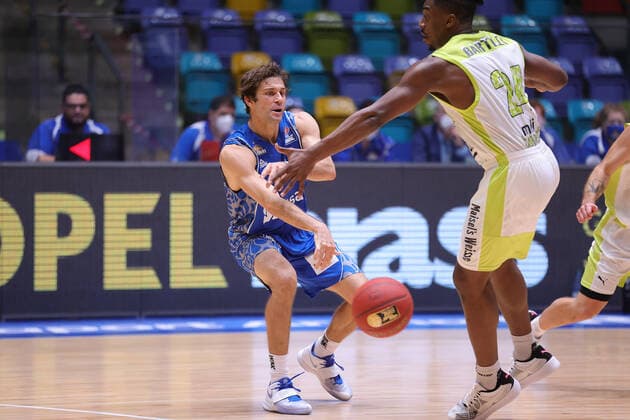 Fraport Skyliners medi Bayreuth, easyCredit BBL Joe Rahon Fraport Skyliners, 18 plays the ball past Frank Bartley medi Bayreuth, 24 Basketball match of the easyCredit BBL between Fraport Skyliners and medi Bayreuth on 19 December 2020 at Fraport Arena in Frankfurt am Main , Frankfurt am Main Hesse Germany Fraport Arena