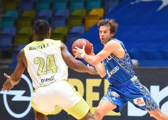 19 12 2020, xhbx, Basketball BBL Bundesliga, Frankfurt Skyliners medi Bayreuth emspor, v l Frank Bartley medi Bayreuth , Joe Rahon Fraport Skyliners Frankfurt DFL DFB REGULATIONS PROHIBIT ANY USE OF PHOTOGRAPHS as IMAGE SEQUENCES and or QUASI VIDEO Frankfurt am Main