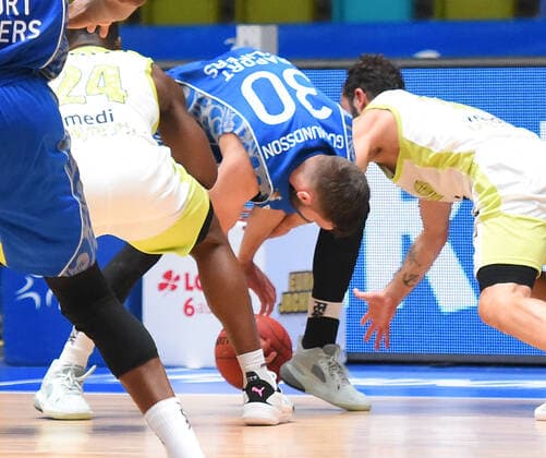 19 12 2020, xhbx, Basketball BBL Bundesliga, Frankfurt Skyliners medi Bayreuth emspor, v l Jon Axel Gudmundsson Fraport Skyliners Frankfurt DFL DFB REGULATIONS PROHIBIT ANY USE OF PHOTOGRAPHS as IMAGE SEQUENCES and or QUASI VIDEO Frankfurt am Main