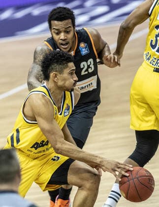 19 12 2020, Berlin, Basketball, 1 Bundesliga, easyCredit BBL, Hauptrunde, 7 Spieltag, Mercedes Benz Arena ALBA Berlin ratiopharm Ulm ALBAs Maodo Lo l fights Troy Caupain of ratiopharm Ulm for the ball ALBA Berlin ratiopharm Ulm