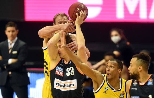 Luke Sikma ALBA , Patrick Heckmann Ulm , and Louis Olinde ALBA , fight for the ball ALBA Berlin ratiopharm Ulm Basketball, easy Credit BBL , men, men, men, season 2020 2021 Berlin, 19 12 2020, Mercedes Benz Arena