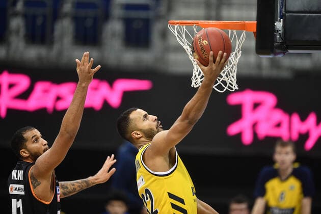 Johannes Thiemann ALBA , throwing at the basket, left Isaiah Wilkins Ulm , ALBA Berlin ratiopharm Ulm Basketball, easy Credit BBL , men, men, men, season 2020 2021 Berlin, 19 12 2020, Mercedes Benz Arena