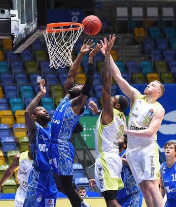 19 12 2020, xhbx, Basketball BBL Bundesliga, Frankfurt Skyliners medi Bayreuth emspor, v l Matt Mobley Fraport Skyliners Frankfurt , Dererk Pardon medi Bayreuth , Osvaldas Olisevicius medi Bayreuth DFL DFB REGULATIONS PROHIBIT ANY USE OF PHOTOGRAPHS as IMAGE SEQUENCES and or QUASI VIDEO Frankfurt am Main