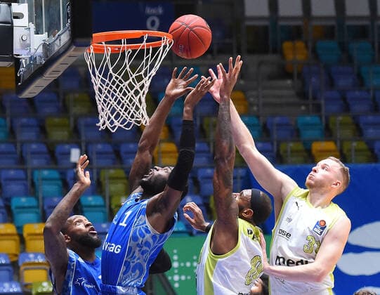 19 12 2020, xhbx, Basketball BBL Bundesliga, Frankfurt Skyliners medi Bayreuth emspor, v l Matt Mobley Fraport Skyliners Frankfurt , Dererk Pardon medi Bayreuth , Osvaldas Olisevicius medi Bayreuth DFL DFB REGULATIONS PROHIBIT ANY USE OF PHOTOGRAPHS as IMAGE SEQUENCES and or QUASI VIDEO Frankfurt am Main