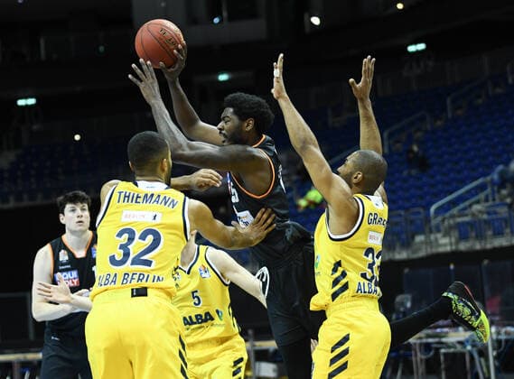 Basketball Berlin 19 12 2020 Season 2020 2021 easyCredit BBL 1 Bundesliga BBL Alba Berlin vs ratiopharm Ulm vl Johannes Thiemann 32 ALB , Aric Holman 35 Ulm , Jayson Granger 33 ALB