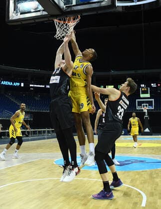 Basketball Berlin 19 12 2020 Season 2020 2021 easyCredit BBL 1 Bundesliga BBL Alba Berlin vs ratiopharm Ulm vl Nicolas Bretzel 17 Ulm , Louis Olinde 19 ALB , Patrick Heckmann 33 Ulm
