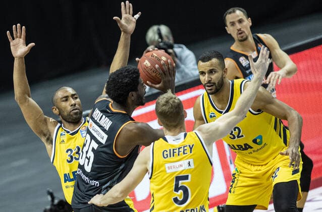 19 12 2020, Berlin, Basketball, 1 Bundesliga, easyCredit BBL, Hauptrunde, 7 Spieltag, Mercedes Benz Arena ALBA Berlin ratiopharm Ulm Aric Holman 2 v l of ratiopharm Ulm fights against ALBAs Jayson Granger l , Niels Giffey and Johannes Thiemann r ALBA Berlin ratiopharm Ulm