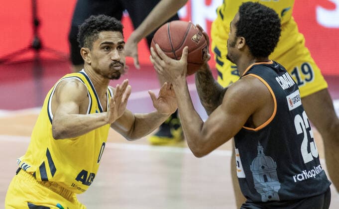 19 12 2020, Berlin, Basketball, 1 Bundesliga, easyCredit BBL, Hauptrunde, 7 Spieltag, Mercedes Benz Arena ALBA Berlin ratiopharm Ulm ALBAs Maodo Lo l fights Troy Caupain of ratiopharm Ulm for the ball ALBA Berlin ratiopharm Ulm