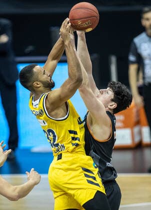 19 12 2020, Berlin, Basketball, 1 Bundesliga, easyCredit BBL, Hauptrunde, 7 Spieltag, Mercedes Benz Arena ALBA Berlin ratiopharm Ulm ALBAs Johannes Thiemann l jumps for the ball against Nicolas Bretzel of ratiopharm Ulm ALBA Berlin ratiopharm Ulm