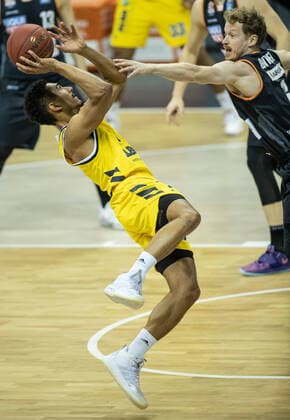 19 12 2020, Berlin, Basketball, 1 Bundesliga, easyCredit BBL, Hauptrunde, 7 Spieltag, Mercedes Benz Arena ALBA Berlin ratiopharm Ulm ALBAs Maodo Lo l jumps with the ball to the basket against Per Guenther of ratiopharm Ulm ALBA Berlin ratiopharm Ulm