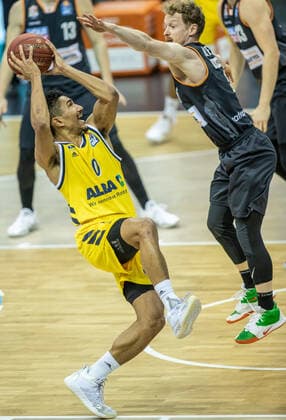 19 12 2020, Berlin, Basketball, 1 Bundesliga, easyCredit BBL, Hauptrunde, 7 Spieltag, Mercedes Benz Arena ALBA Berlin ratiopharm Ulm ALBAs Maodo Lo l jumps with the ball to the basket against Per Guenther of ratiopharm Ulm ALBA Berlin ratiopharm Ulm