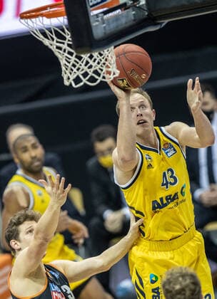 19 12 2020, Berlin, Basketball, 1 Bundesliga, easyCredit BBL, Hauptrunde, 7 Spieltag, Mercedes Benz Arena ALBA Berlin ratiopharm Ulm ALBAs Luke Sikma r jumps with the ball to the basket next to Kristofer Krause of ratiopharm Ulm ALBA Berlin ratiopharm Ulm