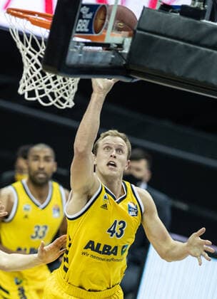 19 12 2020, Berlin, Basketball, 1 Bundesliga, easyCredit BBL, Hauptrunde, 7 Spieltag, Mercedes Benz Arena ALBA Berlin ratiopharm Ulm ALBAs Luke Sikma r jumps with the ball to the basket ALBA Berlin ratiopharm Ulm