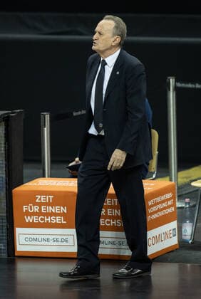 19 12 2020, Berlin, Basketball, 1 Bundesliga, easyCredit BBL, Hauptrunde, 7 Spieltag, Mercedes Benz Arena ALBA Berlin ratiopharm Ulm ALBAs Head Coach Aito Garcia Reneses stands gesticulating at the edge of the court ALBA Berlin ratiopharm Ulm