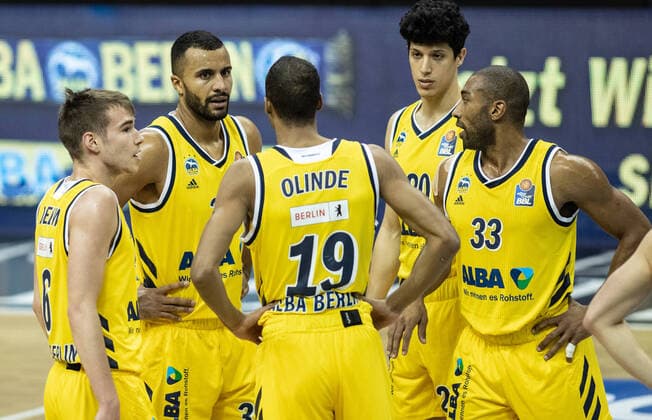 19 12 2020, Berlin, Basketball, 1 Bundesliga, easyCredit BBL, Hauptrunde, 7 Spieltag, Mercedes Benz Arena ALBA Berlin ratiopharm Ulm ALBAs Malte Delow l r , Johannes Thiemann, Louis Olinde, Simone Fontecchio and Jayson Granger discuss on the court ALBA Berlin ratiopharm Ulm