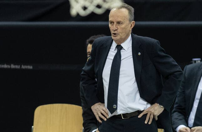 19 12 2020, Berlin, Basketball, 1 Bundesliga, easyCredit BBL, Hauptrunde, 7 Spieltag, Mercedes Benz Arena ALBA Berlin ratiopharm Ulm ALBAs Head Coach Aito Garcia Reneses stands gesticulating at the edge of the court ALBA Berlin ratiopharm Ulm