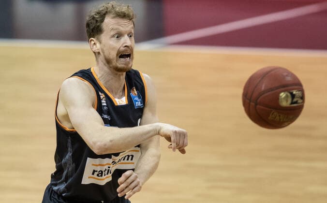 19 12 2020, Berlin, Basketball, 1 Bundesliga, easyCredit BBL, Hauptrunde, 7 Spieltag, Mercedes Benz Arena ALBA Berlin ratiopharm Ulm Per Guenther of ratiopharm Ulm throws the ball ALBA Berlin ratiopharm Ulm
