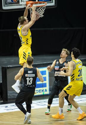 19 12 2020, Berlin, Basketball, 1 Bundesliga, easyCredit BBL, Hauptrunde, 7 Spieltag, Mercedes Benz Arena ALBA Berlin ratiopharm Ulm ALBAs Luke Sikma l r puts the ball in the basket and hangs on to it Andreas Obst and Per Guenther of ratiopharm Ulm and ALBAs Simone Fontecchio follow the throw ALBA Berlin ratiopharm Ulm
