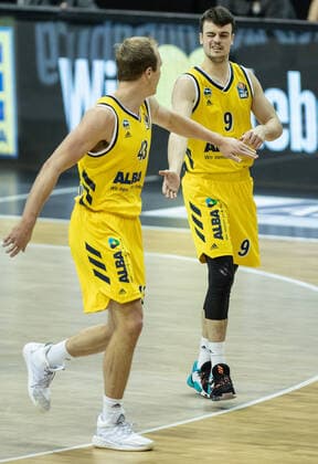 19 12 2020, Berlin, Basketball, 1 Bundesliga, easyCredit BBL, Hauptrunde, 7 Spieltag, Mercedes Benz Arena ALBA Berlin ratiopharm Ulm ALBAs Luke Sikma l high-fives teammate Jonas Mattisseck after a dunk ALBA Berlin ratiopharm Ulm