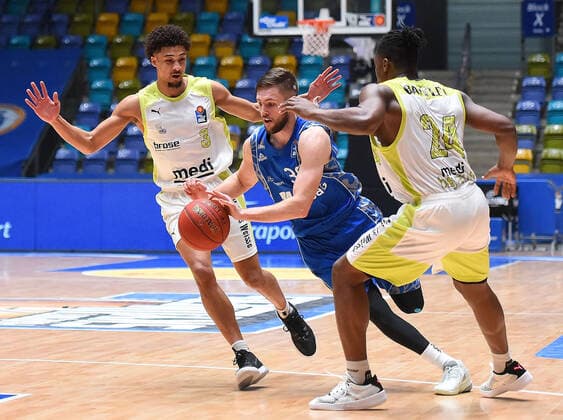 19 12 2020, xhbx, Basketball BBL Bundesliga, Frankfurt Skyliners medi Bayreuth emspor, v l Ryan Woolridge medi Bayreuth , Jon Axel Gudmundsson Fraport Skyliners Frankfurt , Frank Bartley medi Bayreuth DFL DFB REGULATIONS PROHIBIT ANY USE OF PHOTOGRAPHS as IMAGE SEQUENCES and or QUASI VIDEO Frankfurt am Main