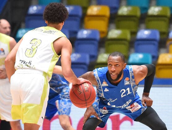 19 12 2020, xhbx, Basketball BBL Bundesliga, Frankfurt Skyliners medi Bayreuth emspor, v l Ryan Woolridge medi Bayreuth , Kamari Murphy Fraport Skyliners Frankfurt DFL DFB REGULATIONS PROHIBIT ANY USE OF PHOTOGRAPHS as IMAGE SEQUENCES and or QUASI VIDEO Frankfurt am Main