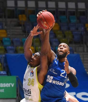 19 12 2020, xhbx, Basketball BBL Bundesliga, Frankfurt Skyliners medi Bayreuth emspor, v l Frank Bartley medi Bayreuth , Kamari Murphy Fraport Skyliners Frankfurt DFL DFB REGULATIONS PROHIBIT ANY USE OF PHOTOGRAPHS as IMAGE SEQUENCES and or QUASI VIDEO Frankfurt am Main
