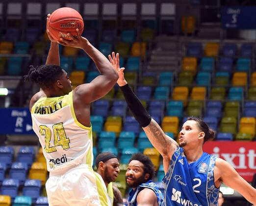 19 12 2020, xhbx, Basketball BBL Bundesliga, Frankfurt Skyliners medi Bayreuth emspor, v l Frank Bartley medi Bayreuth , Michael Kessens Fraport Skyliners Frankfurt DFL DFB REGULATIONS PROHIBIT ANY USE OF PHOTOGRAPHS as IMAGE SEQUENCES and or QUASI VIDEO Frankfurt am Main