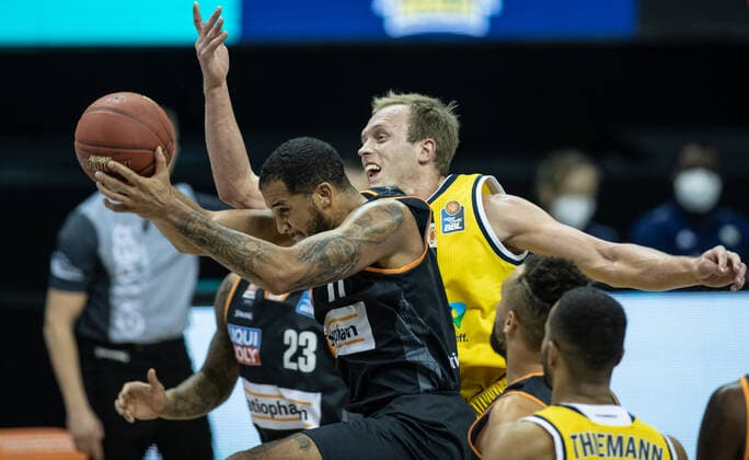 19 12 2020, Berlin, Basketball, 1 Bundesliga, easyCredit BBL, Hauptrunde, 7 Spieltag, Mercedes Benz Arena ALBA Berlin ratiopharm Ulm Isaiah Wilkins l of ratiopharm Ulm fights ALBAs Luke Sikma for the ball ALBA Berlin ratiopharm Ulm