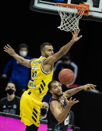 19 12 2020, Berlin, Basketball, 1 Bundesliga, easyCredit BBL, Hauptrunde, 7 Spieltag, Mercedes Benz Arena ALBA Berlin ratiopharm Ulm ALBAs Johannes Thiemann l jumps to the basket against Isaiah Wilkins of ratiopharm Ulm ALBA Berlin ratiopharm Ulm