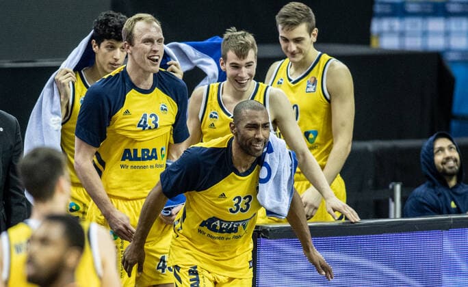 19 12 2020, Berlin, Basketball, 1 Bundesliga, easyCredit BBL, Hauptrunde, 7 Spieltag, Mercedes Benz Arena ALBA Berlin ratiopharm Ulm ALBAs Simone Fontecchio l r , Luke Sikma, Jayson Granger, Malte Delow and Tim Schneider cheer after the win ALBA Berlin ratiopharm Ulm.