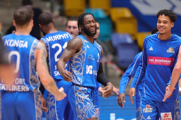Fraport Skyliners medi Bayreuth, easyCredit BBL Cheers of the Fraport Skyliners after the victory In the middle of the picture Matt Mobley Fraport Skyliners, 1 Basketball match of the easyCredit BBL between the Fraport Skyliners and medi Bayreuth on 19 December 2020 at the Fraport Arena in Frankfurt am Main , Frankfurt am Main Hesse Germany Fraport Arena