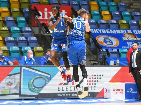 19 12 2020, xhbx, Basketball BBL Bundesliga, Frankfurt Skyliners medi Bayreuth emspor, v l Matt Mobley Fraport Skyliners Frankfurt , Jon Axel Gudmundsson Fraport Skyliners Frankfurt celebrate the victory after the end of the game DFL DFB REGULATIONS PROHIBIT ANY USE OF PHOTOGRAPHS as IMAGE SEQUENCES and or QUASI VIDEO Frankfurt am Main