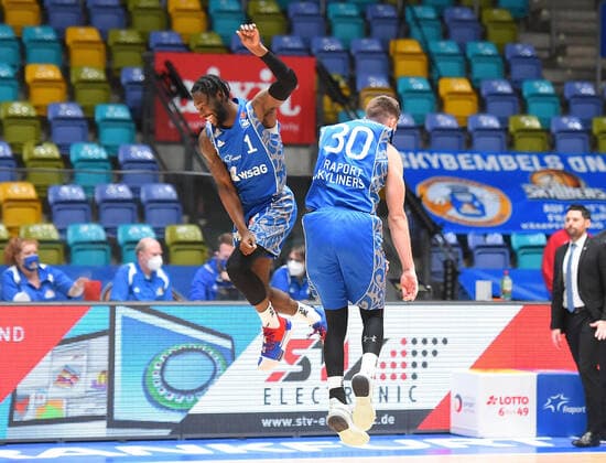 19 12 2020, xhbx, Basketball BBL Bundesliga, Frankfurt Skyliners medi Bayreuth emspor, v l Matt Mobley Fraport Skyliners Frankfurt , Jon Axel Gudmundsson Fraport Skyliners Frankfurt celebrate the victory after the end of the game DFL DFB REGULATIONS PROHIBIT ANY USE OF PHOTOGRAPHS as IMAGE SEQUENCES and or QUASI VIDEO Frankfurt am Main