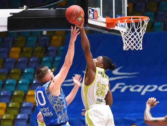 19 12 2020, xhbx, Basketball BBL Bundesliga, Frankfurt Skyliners medi Bayreuth emspor, v l Jon Axel Gudmundsson Fraport Skyliners Frankfurt , Frank Bartley medi Bayreuth DFL DFB REGULATIONS PROHIBIT ANY USE OF PHOTOGRAPHS as IMAGE SEQUENCES and or QUASI VIDEO Frankfurt am Main