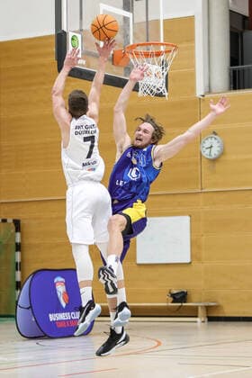 ART Giants Duesseldorf vs EN Baskats Schwelm, 19 11 2020 Andrius Mikutis 7 Art Giants gets fouled by Marco Hollersbacher 9 Schwelm ART Giants Duesseldorf vs EN Baskats Schwelm, 19 11 2020 Copyright: xBEAUTIFULxSPORTS KennyxBeelex
