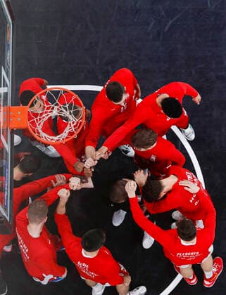 Huddle of Brose Bamberg before the start of the game Brose Bamberg Telekom Baskets Bonn easyCredit BBL Basketball Bundesliga Basketball season 2020 21 7 matchday, 19 12 2020 Bamberg, Brose Arena Photo Daniel Löb Loeb ASV authors number 4026335 Copyright: DanielxLöb