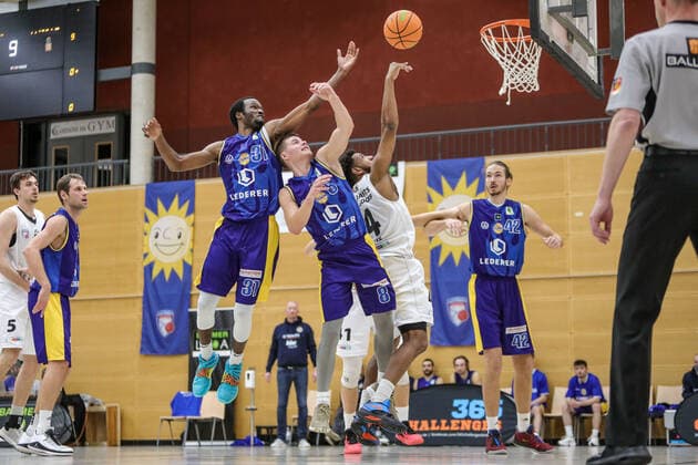 ART Giants Duesseldorf vs EN Baskats Schwelm, 19 11 2020 Rebound under the Schwelm basket ART Giants Duesseldorf vs EN Baskats Schwelm, 19 11 2020 Copyright: xBEAUTIFULxSPORTS KennyxBeelex