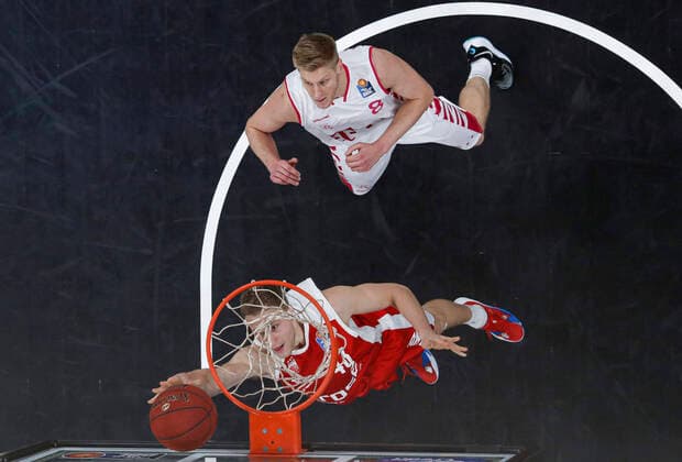 Below Christian Sengfelder Brose Bamberg, 43 Above 08 Benjamin Lischka Telekom Baskets Bonn Brose Bamberg Telekom Baskets Bonn easyCredit BBL Basketball Bundesliga Basketball Season 2020 21 7 Matchday, 19 12 2020 Bamberg, Brose Arena Copyright: DanielxLöb