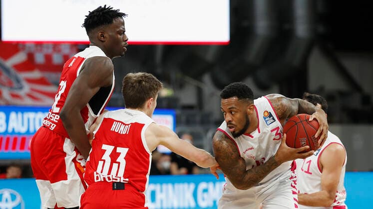 Germany, Bamberg, Brose Arena, 19 12 2020, emspor, emonline, despor, deonline, Brose Bamberg Telekom Baskets Bonn, Basketball, BBL picture f li Norense Odiase Brose Bamberg , Bennet Hundt Brose Bamberg and James Thompson IV Telekom Baskets Bonn Copyright: HMBxMedia xHeikoxBecker