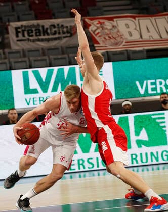Germany, Bamberg, Brose Arena, 19 12 2020, emspor, emonline, despor, deonline, Brose Bamberg Telekom Baskets Bonn, Basketball, BBL Picture from left Benjamin Lischka Telekom Baskets Bonn and Christian Sengfelder Brose Bamberg Copyright: HMBxMedia xHeikoxBecker