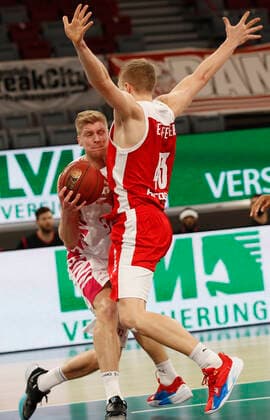 Germany, Bamberg, Brose Arena, 19 12 2020, emspor, emonline, despor, deonline, Brose Bamberg Telekom Baskets Bonn, Basketball, BBL Picture from left Benjamin Lischka Telekom Baskets Bonn and Christian Sengfelder Brose Bamberg Copyright: HMBxMedia xHeikoxBecker