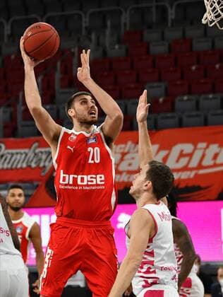 BAMBERG 19 12 2020 basketball easycredit 1 basketball Bundesliga 7 matchday Brose Bamberg vs Telekom Baskets Bonn Chase Fieler 20, Brose Bamberg throws against Strahinja Micovic 4, Telekom Baskets Bonn photo Hans Martin Issler isslerimages Brose Bamberg vs Telekom Baskets Bonn