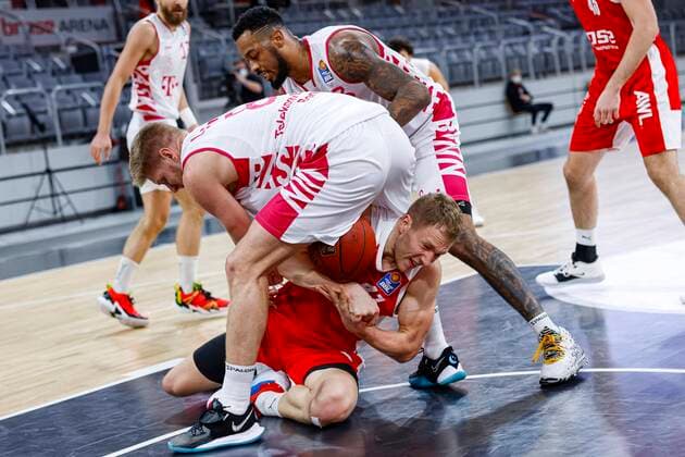 bottom Christian Sengfelder Brose Bamberg, 43 top left 08 Benjamin Lischka Telekom Baskets Bonn top right 03 James Thompson IV Telekom Baskets Bonn Brose Bamberg Telekom Baskets Bonn easyCredit BBL Basketball Bundesliga Basketball Season 2020 21 7 Matchday, 19 12 2020 Bamberg, Brose Arena Copyright: DanielxLöb